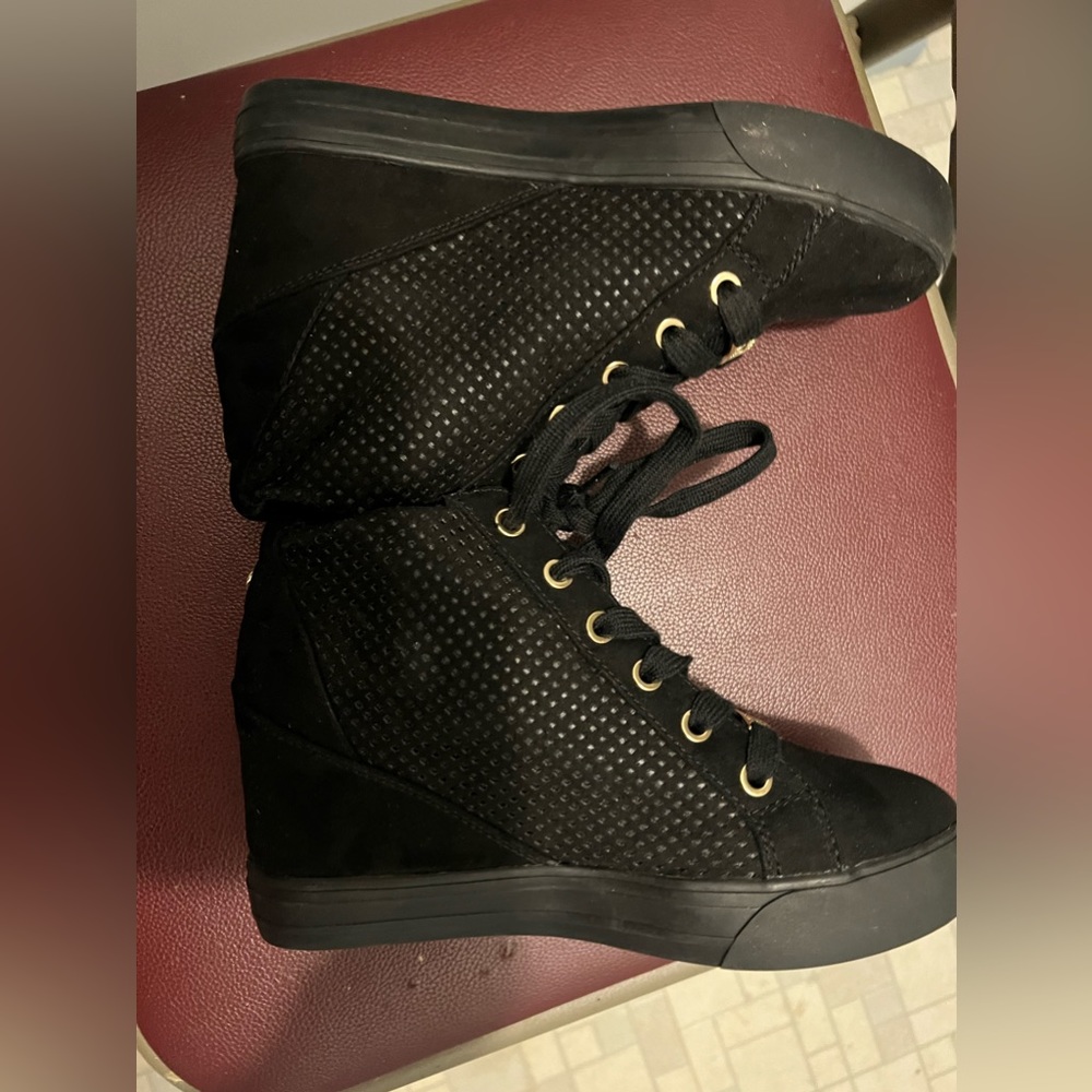 GUESS Women’s Figz Sneaker